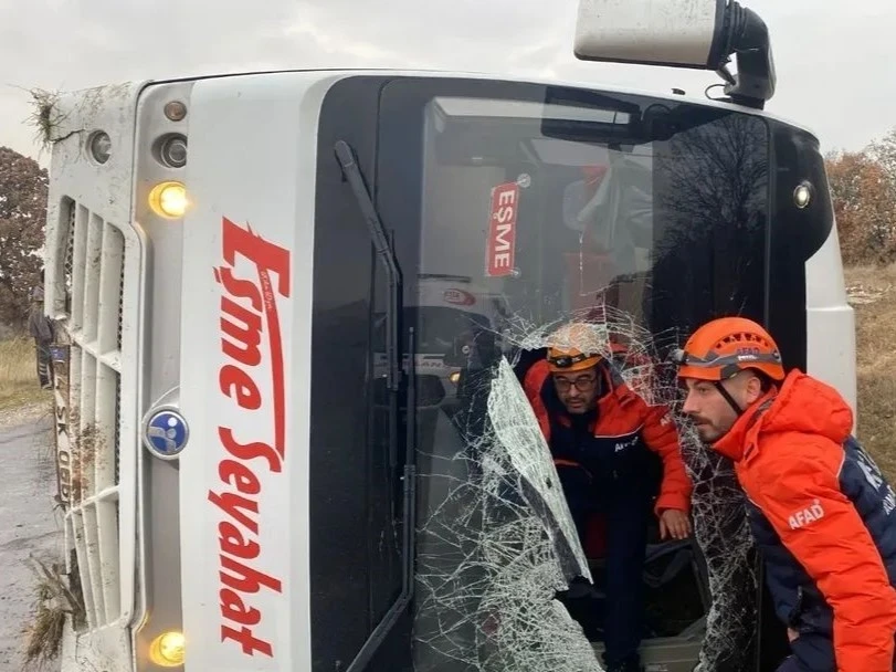 Uşak&rsquo;ta yolcu taşıyan midib&uuml;s yan yattı: 5 yaralı
