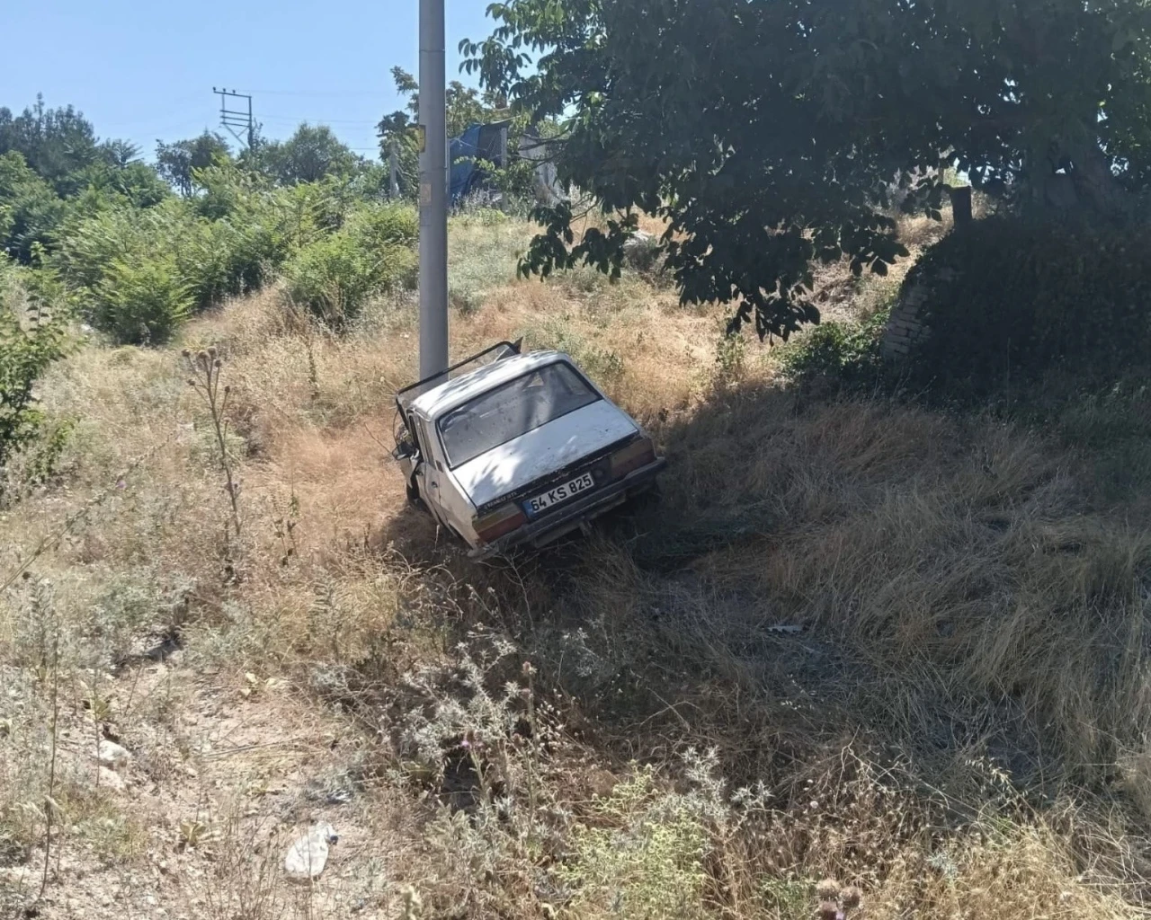 Uşak&rsquo;ta yoldan &ccedil;ıkan otomobil elektrik direğine &ccedil;arptı: 4 yaralı
