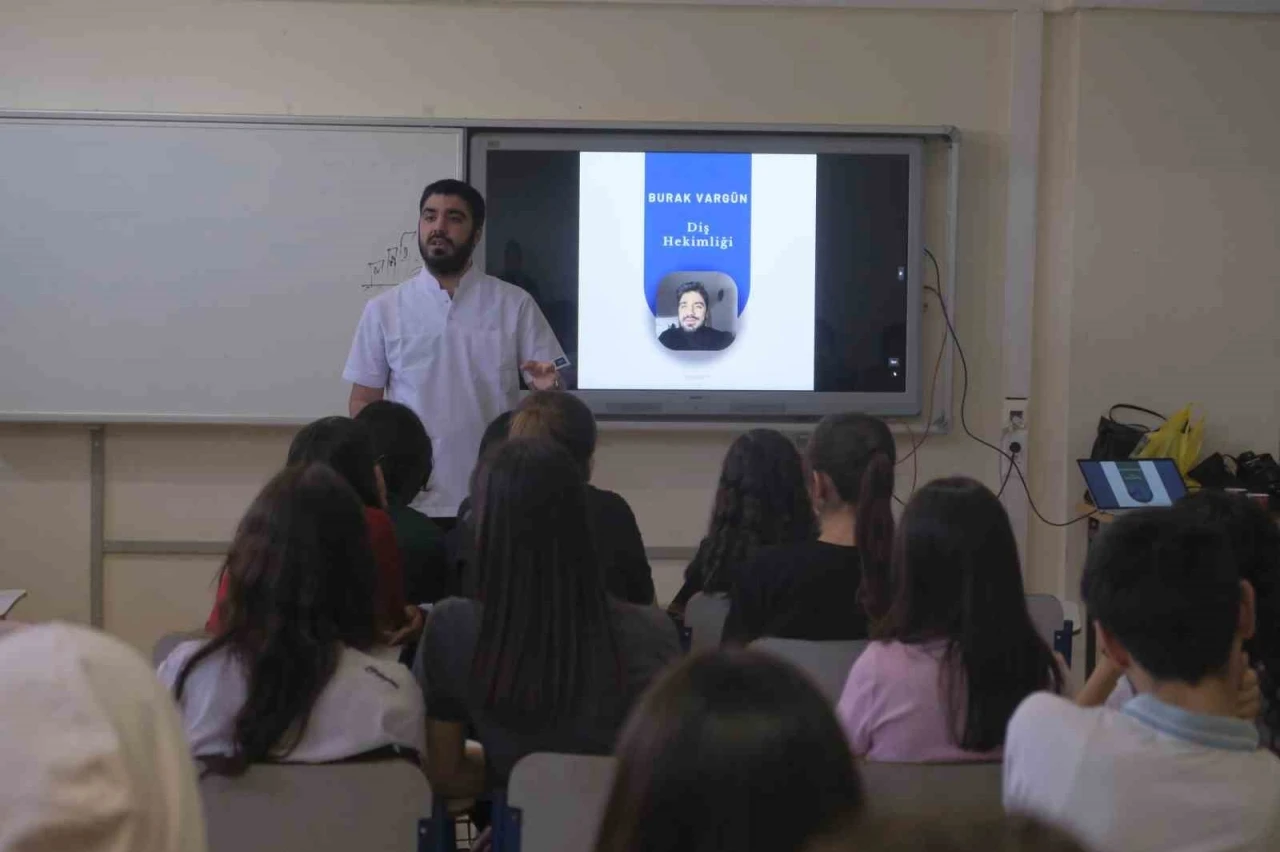 Uşak Üniversitesi öğrencilerinden liselilere meslek tanıtımı
