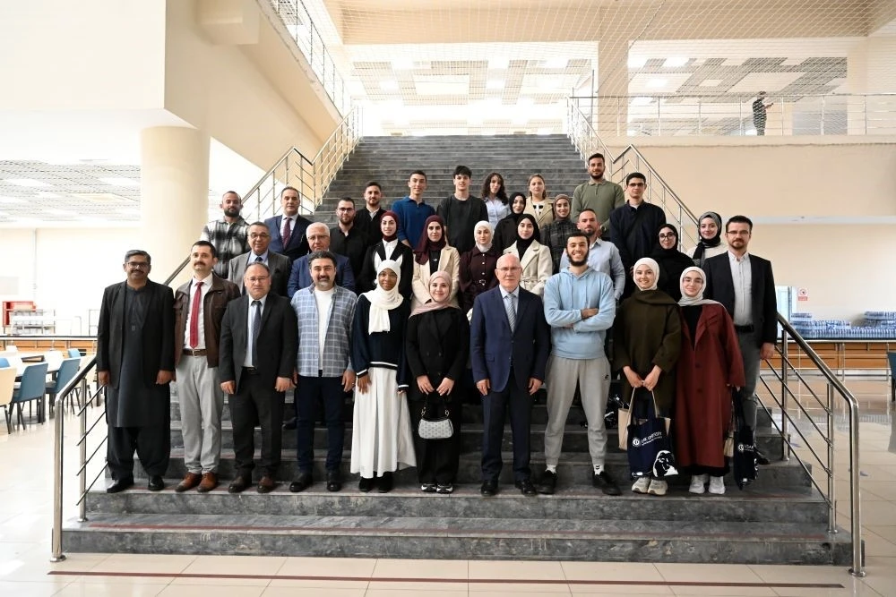 UÅŸak Üniversitesi Rektörü SavaÅŸ, Filistinli öÄŸrencilerle buluÅŸtu