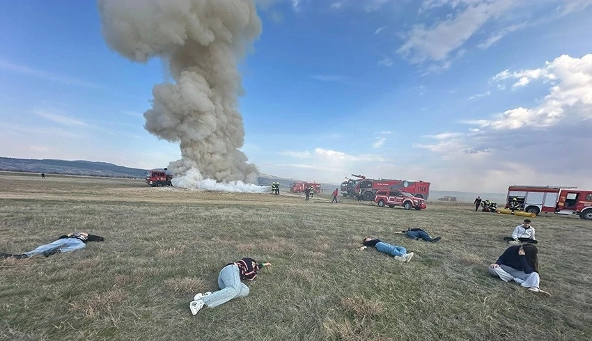 Uşak Üniversitesi Sivil Havacılık MYO, havalimanındaki kaza kırım ve yangın tatbikatına katıldı

