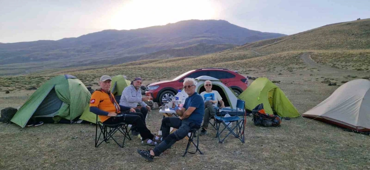 Uşaklı dağcılar, Malazgirt Zaferi anısına Süphan Dağı’na tırmandı