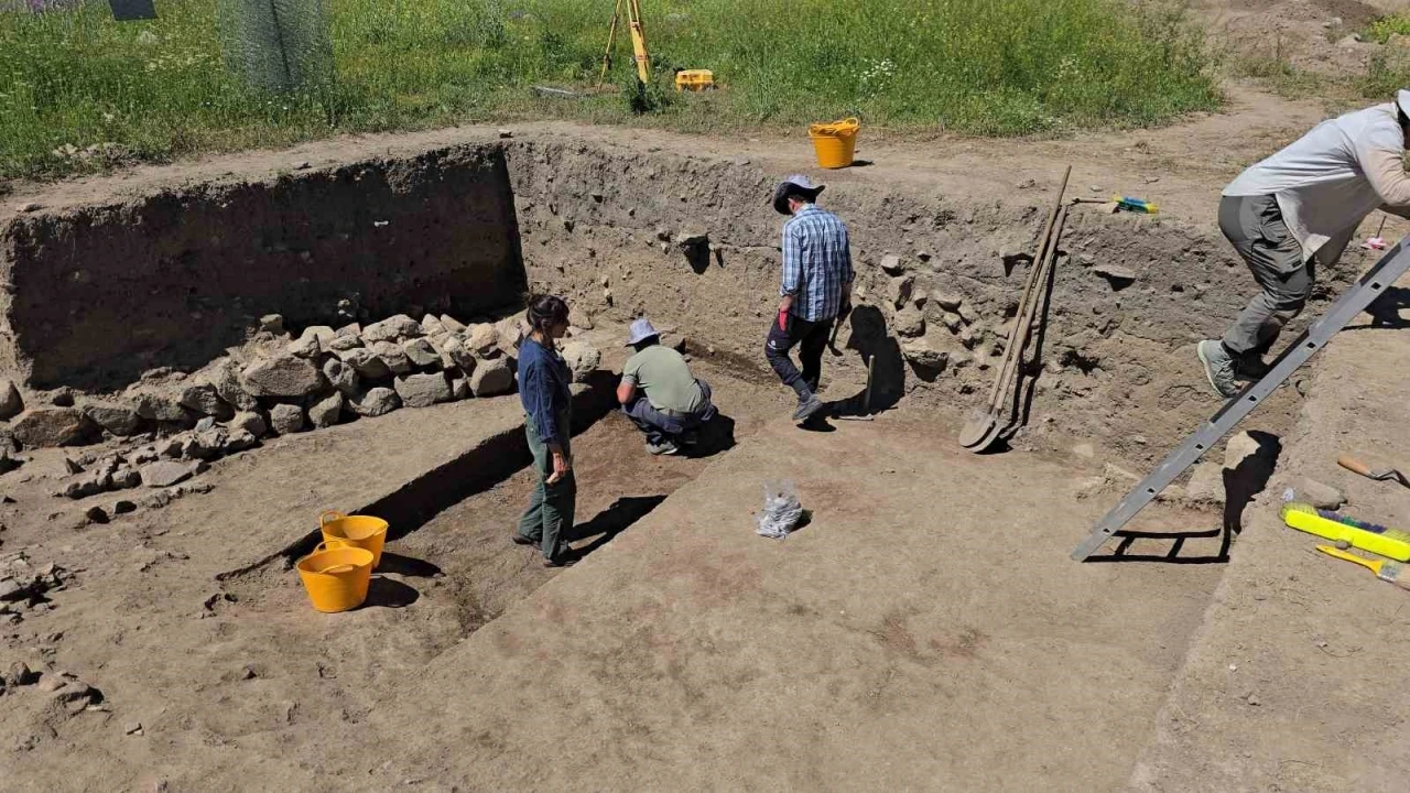 Uşaklı H&ouml;y&uuml;k&rsquo;teki kazılarda eski &ccedil;ağlara ait rit&uuml;el alanları araştırılıyor
