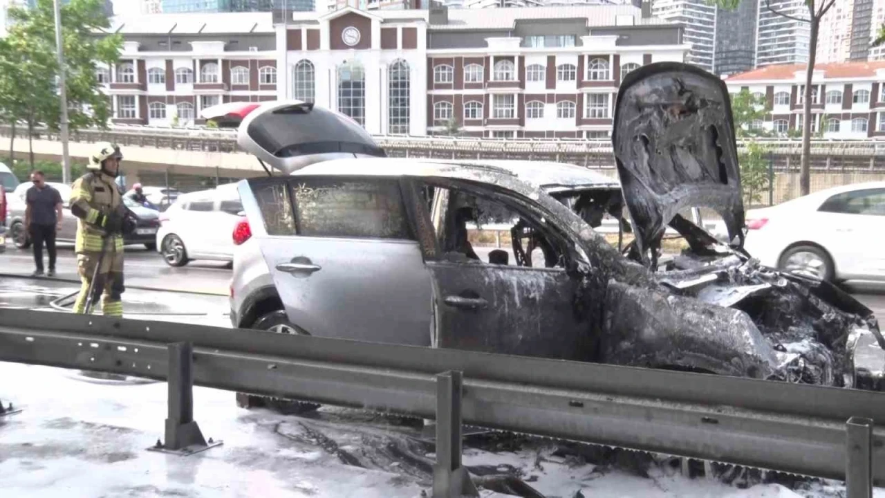 &Uuml;sk&uuml;dar&rsquo;da alev alev yanan SUV kullanılamaz hale geldi
