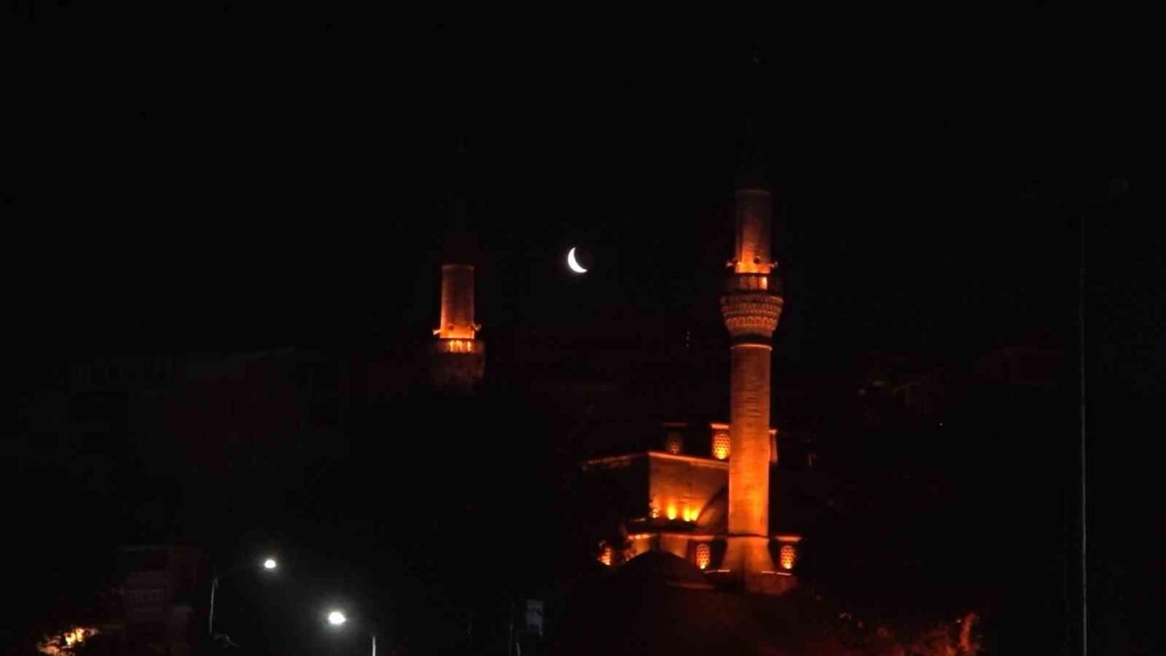 Üsküdar’da iki minare arasında beliren hilal, kart
