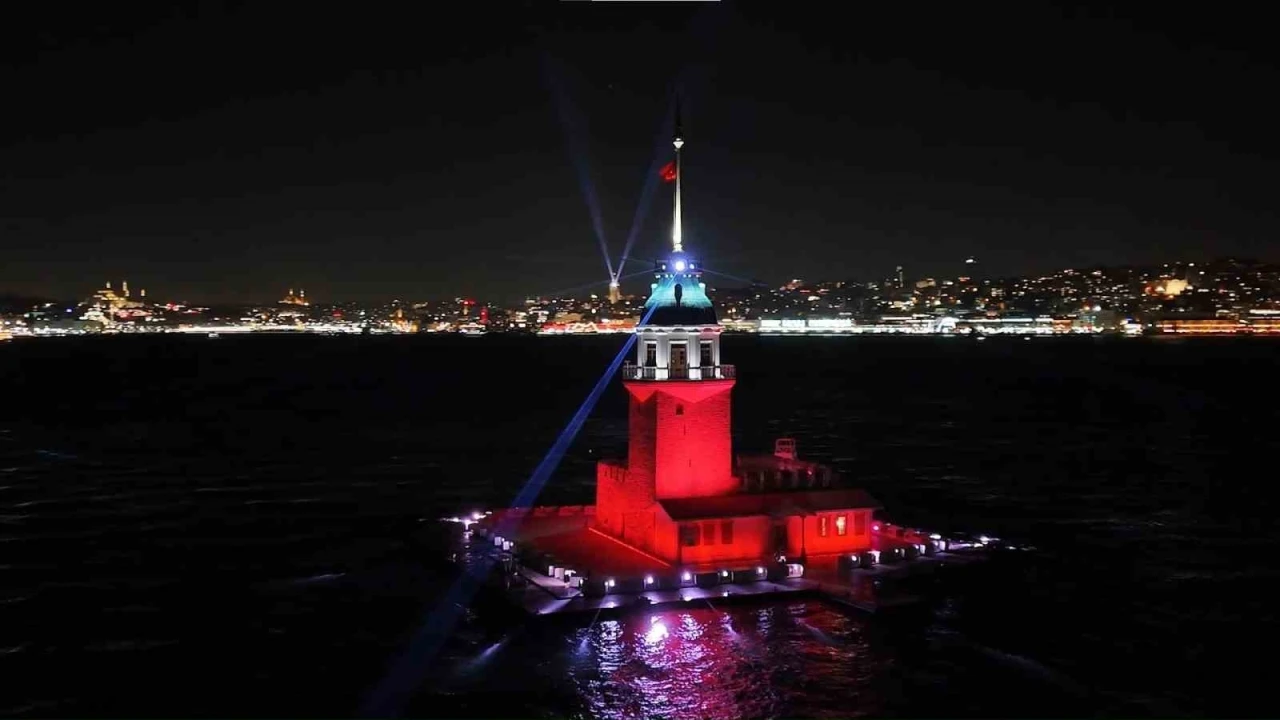 &Uuml;sk&uuml;dar Kız Kulesi&rsquo;nde yılbaşına &ouml;zel ışık şovu mest etti
