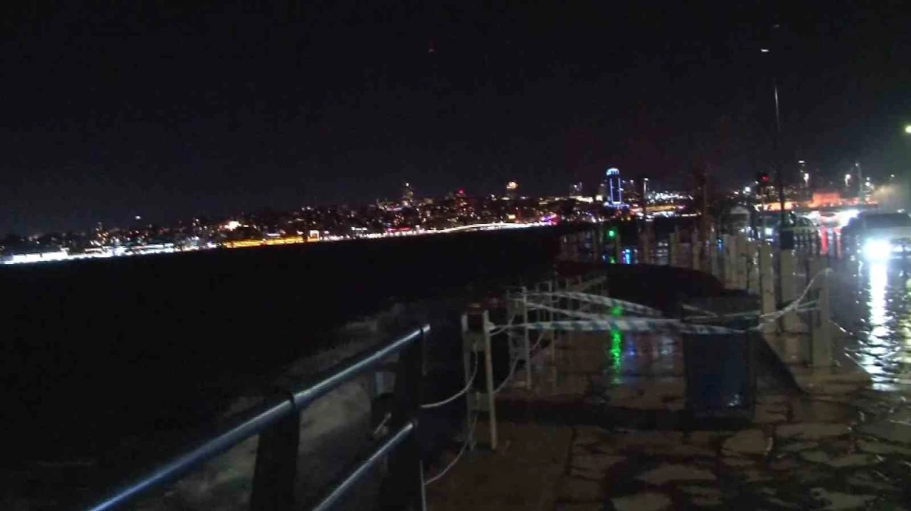 &Uuml;sk&uuml;dar Sahili&rsquo;nde dev dalgalar oluştu
