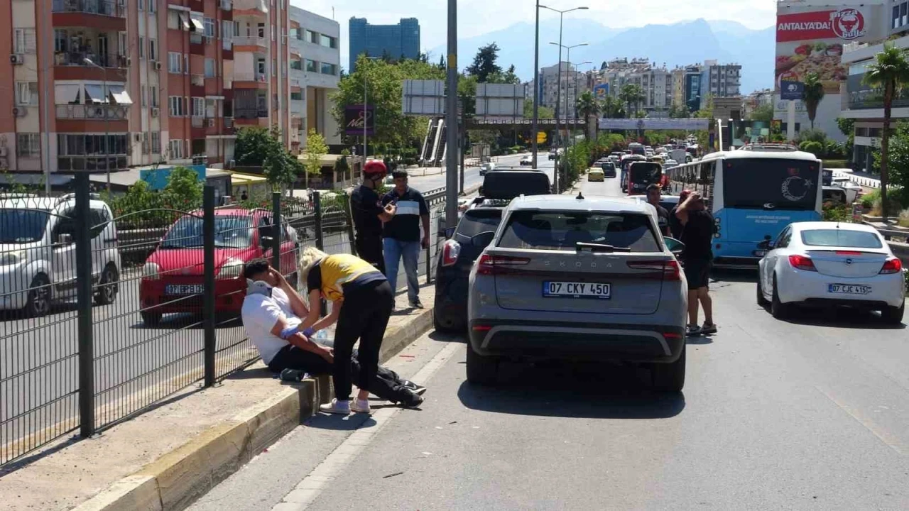 &Uuml;st ge&ccedil;itte 4 ara&ccedil; birbirine girdi: 1 yaralı
