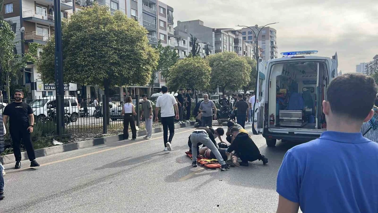 &Uuml;st ge&ccedil;itteki asans&ouml;rde kurtarma &ccedil;alışması yapılırken iki motosiklet &ccedil;arpıştı: 2 yaralı
