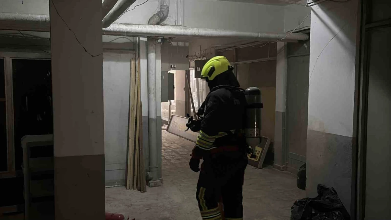 Üst katları otel olarak kullanılan iş merkezinde çıkan yangın ekipleri harekete geçirdi
