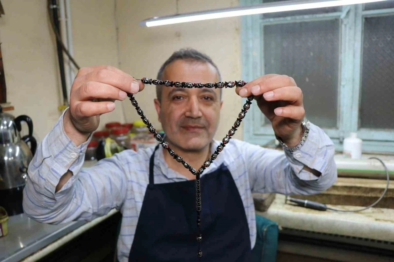 Ustasından T&uuml;rkiye&rsquo;de bir ilk: Balık taneli Oltu taşı tespihi yaptı

