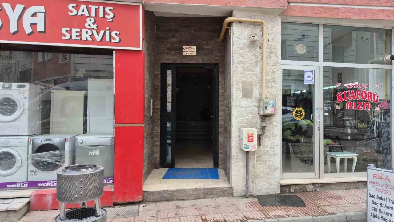 &Uuml;vey oğlu tarafından bı&ccedil;aklanan adam hayatını kaybetti
