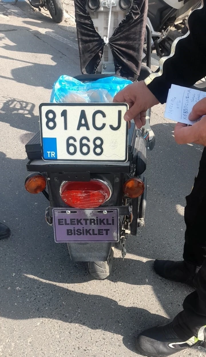 Uyanık s&uuml;r&uuml;c&uuml;y&uuml; polisin dikkati yakalattı
