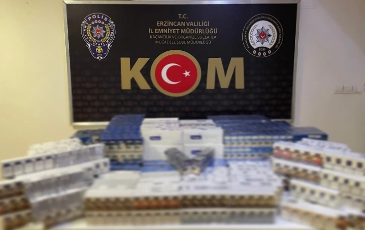 Uyanıklığı polisten ka&ccedil;madı; 4 bin paket ka&ccedil;ak sigara ele ge&ccedil;irildi
