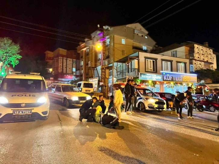 Uygulama noktasından ka&ccedil;maya &ccedil;alışan s&uuml;r&uuml;c&uuml; dehşet sa&ccedil;tı: 2&rsquo;si polis 4 yaralı
