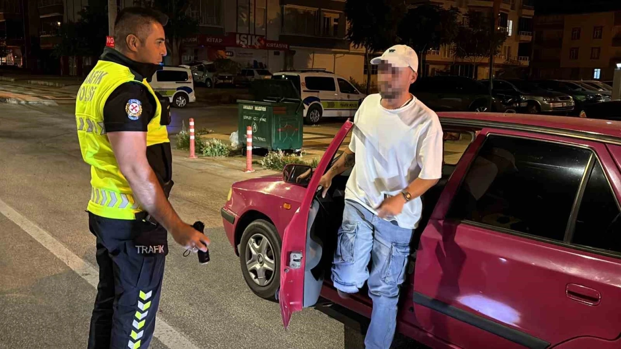 Uygulamada alkoll&uuml; yakalanan s&uuml;r&uuml;c&uuml;n&uuml;n ehliyetine el konuldu
