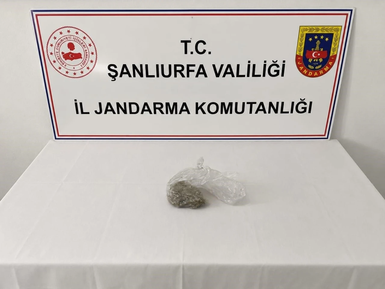 Uygulamada uyuşturucu, silah ve ka&ccedil;ak sigara ele ge&ccedil;irildi
