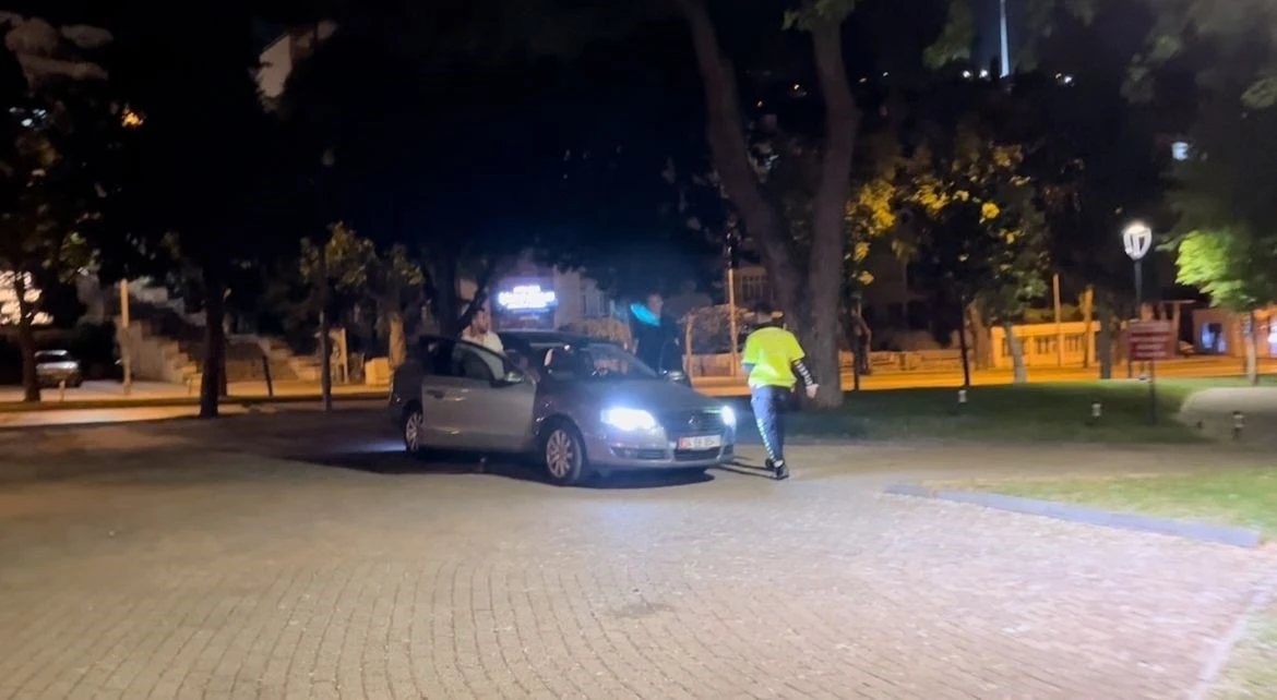 Uygulamayı görünce kaldırıma çıktı, yine kaçamadı
