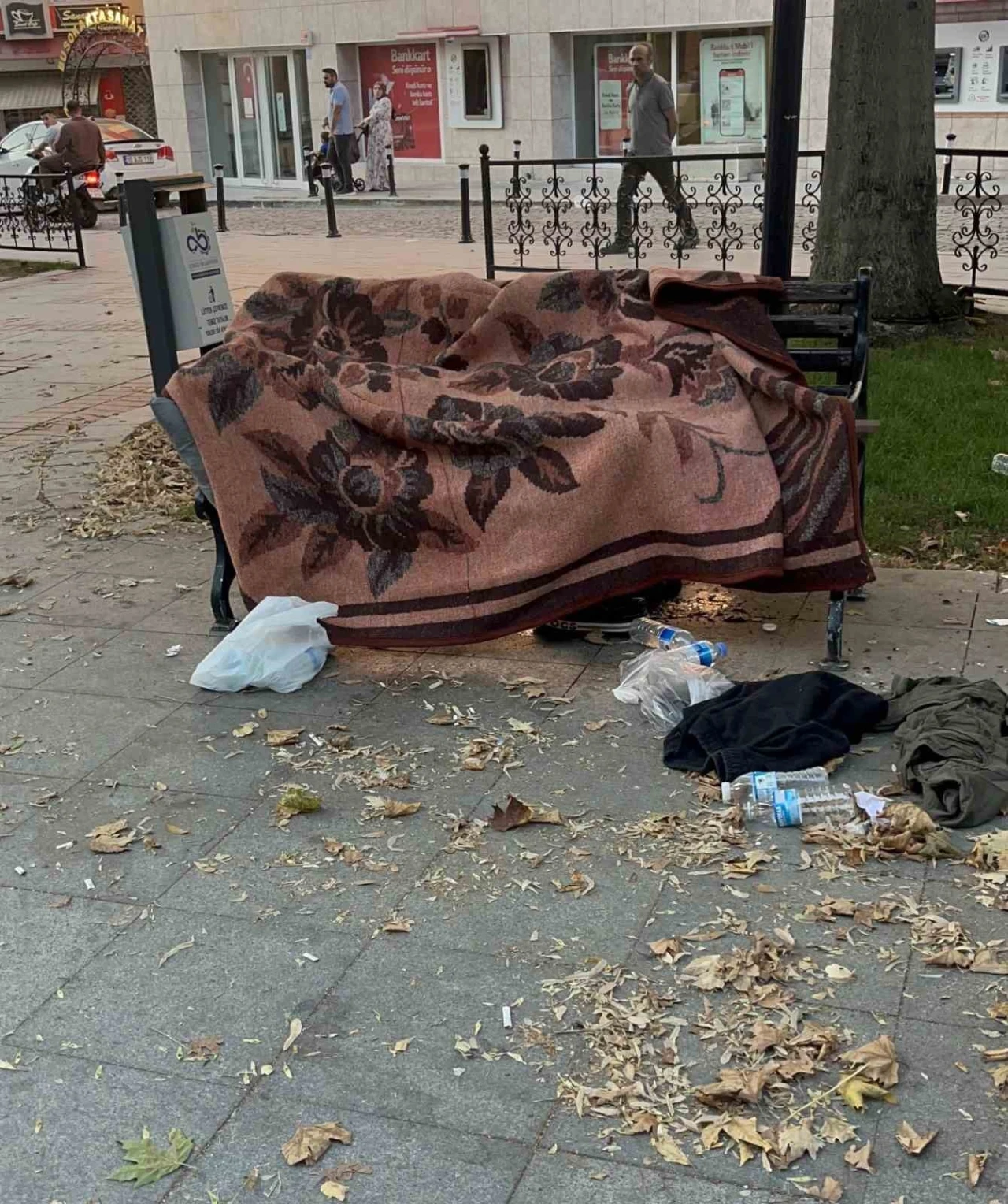Uyuduğu bankta battaniyenin altından cansız bedeni çıktı