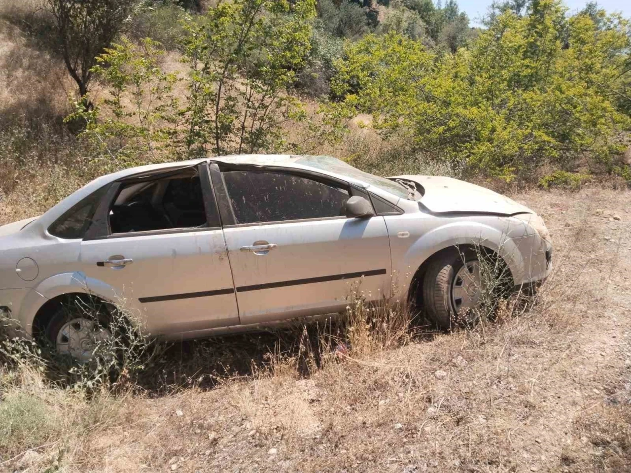 Uyuklayan sürücü eşinin ikazıyla panikleyip şarampole uçtu
