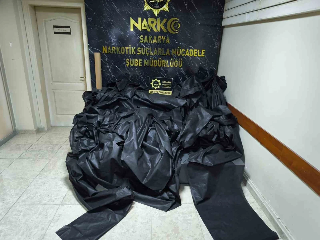 Uyuşturucu emdirilmiş kumaşları satıyorlardı, yakalandılar
