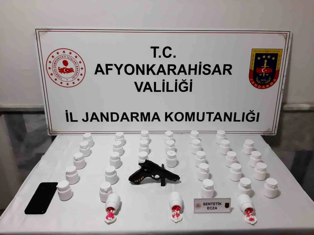 Uyuşturucu hapları satamadan jandarmaya yakalandı