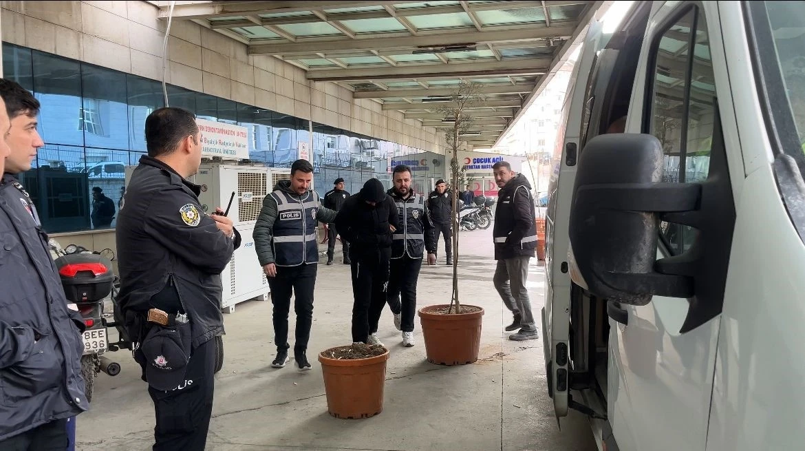 Uyuşturucu kullananların tahlillerini değiştirdikleri iddiasıyla g&ouml;zaltına alınan 30 ş&uuml;pheli adliyeye sevk edildi
