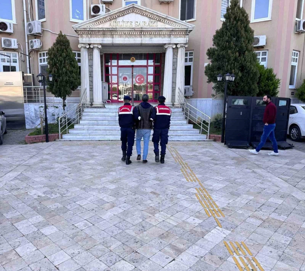Uyuşturucu kullanırken suçüstü yakalandı
