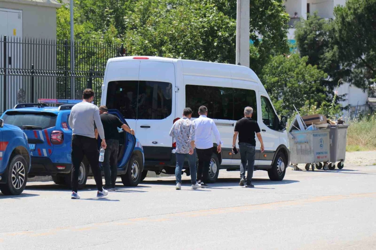 Uyuşturucu operasyonunda g&ouml;zaltına alınan avukatlar adli tıbba sevk edildi
