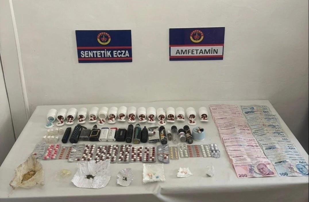 Uyuşturucu operasyonunda yüklü miktarda hap ve nakit para ele geçirildi

