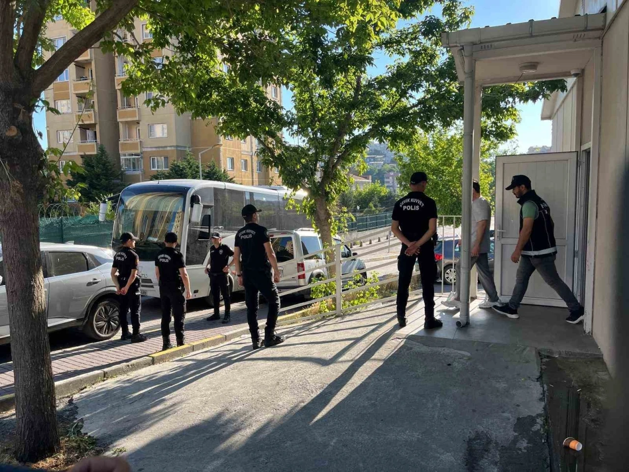 Uyuşturucu operasyonundan gözaltına alınan ünlüler adliyeye 