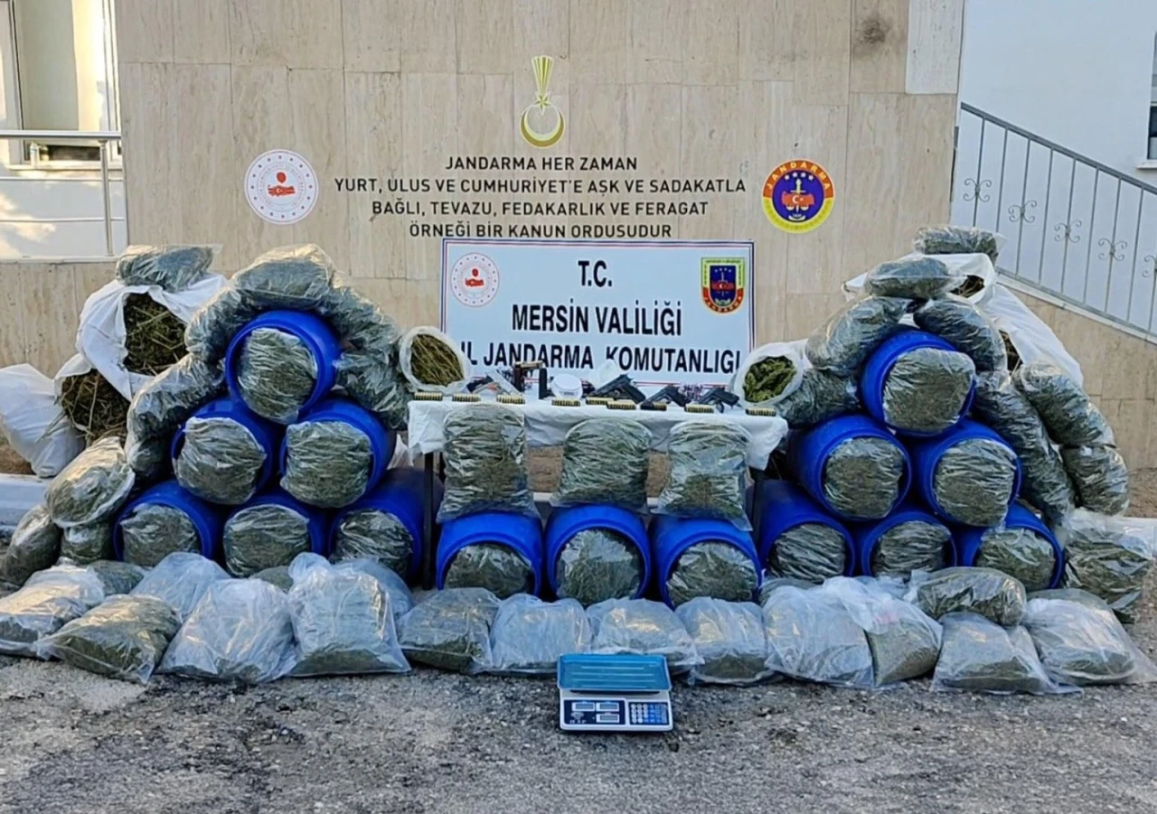 Uyuşturucu satıcılarına şafak operasyonu: Yüzlerce kilo uyuşturucu ve 5 tabanca ele geçirildi