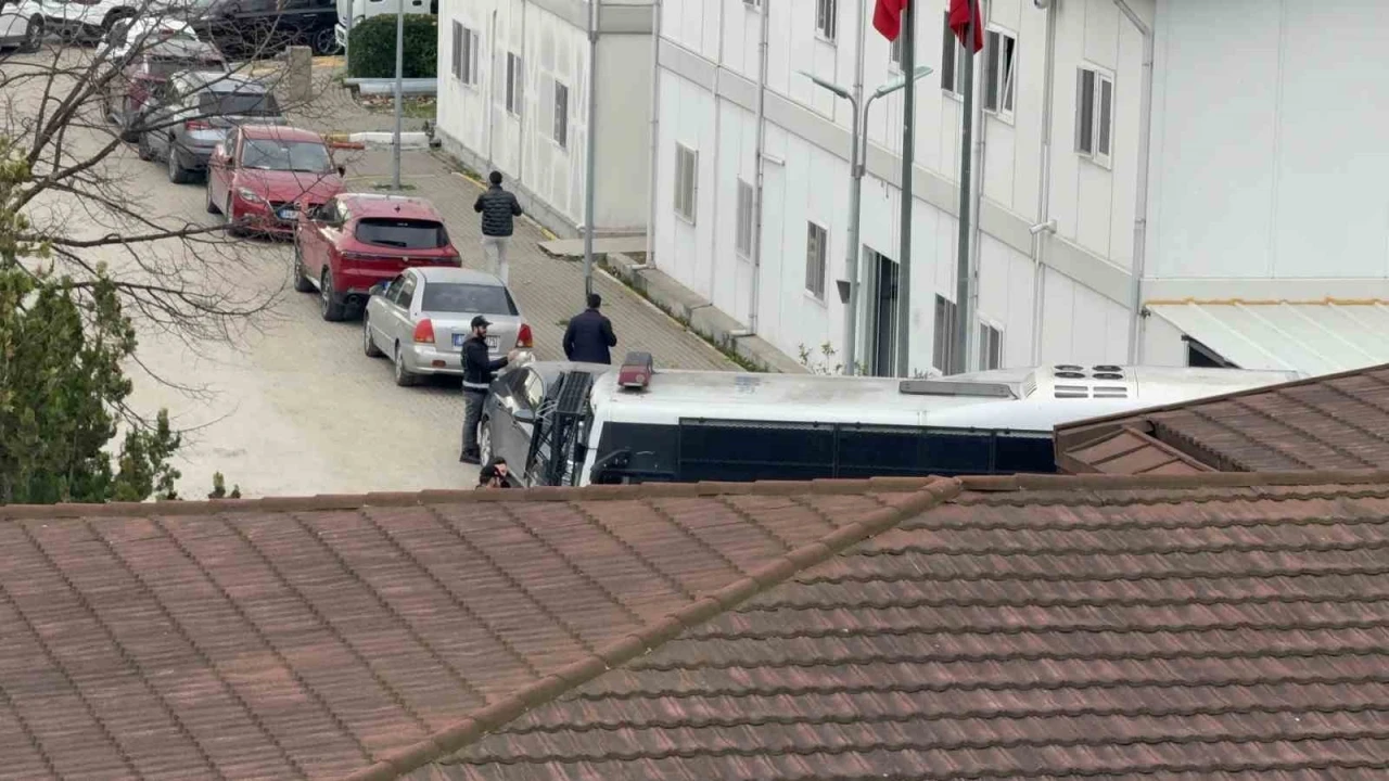 Uyuşturucu soruşturmasında g&ouml;zaltına alınan &uuml;nl&uuml;ler Adli Tıp Kurumu&rsquo;na getirildi
