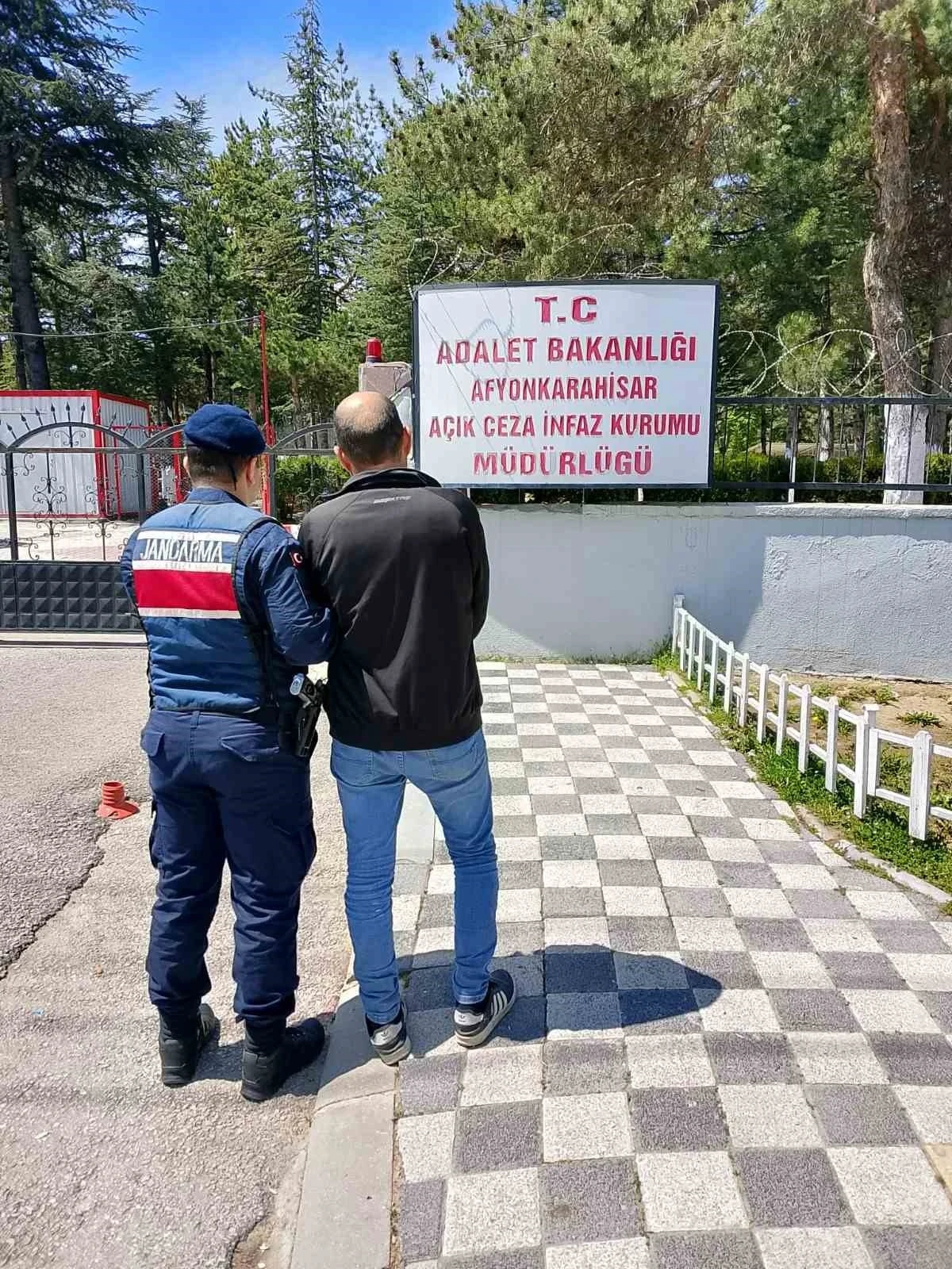 Uyuşturucu suçundan aranan şahıs jandarma tarafından yakalandı
