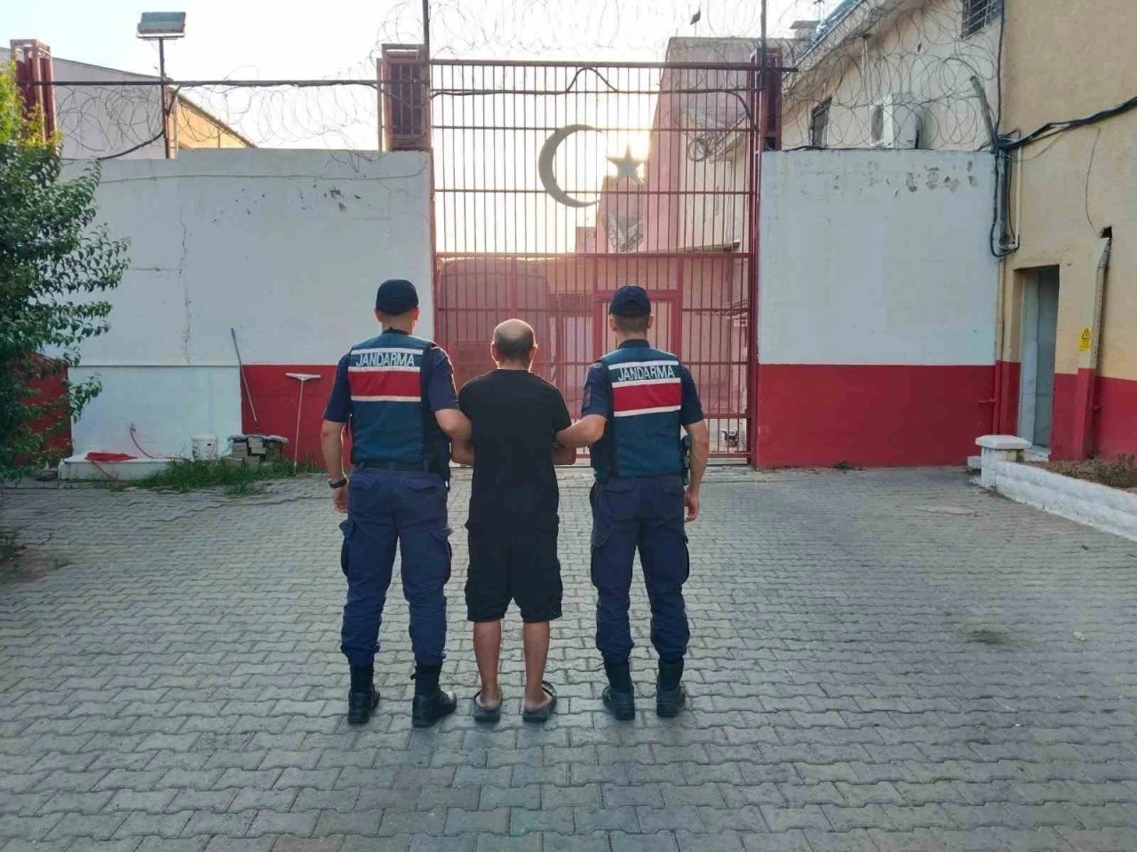 Uyuşturucu su&ccedil;undan aranan şahıslar Kuşadası ve Germencik&rsquo;te yakalandı
