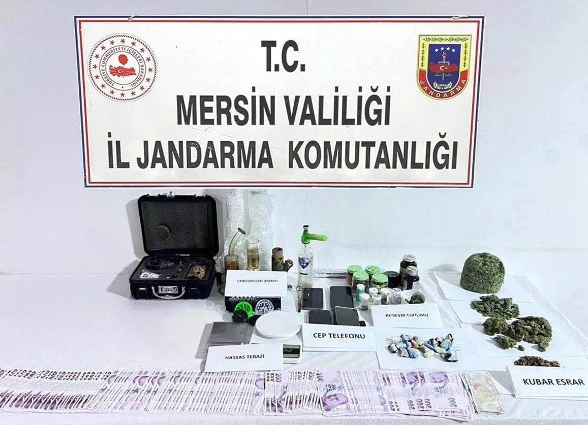 Uyuşturucu taciri 2 ş&uuml;pheli yakalanıp tutuklandı
