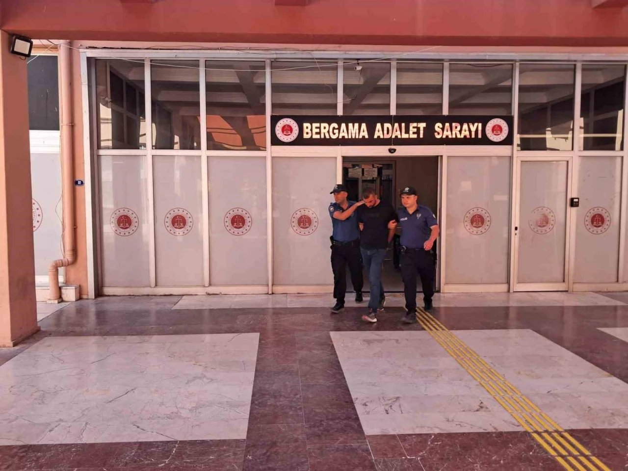 Uyuşturucu tacirleri motosikletli polislere yakalandı
