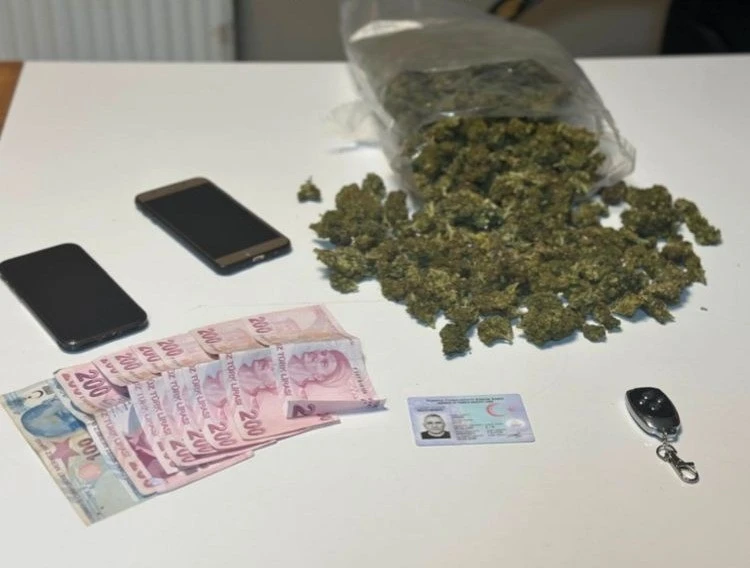 Uyuşturucu tacirlerinden akılalmaz yöntem: Uzaktan kumandalı gizli bölmeden uyuşturucu çıktı
