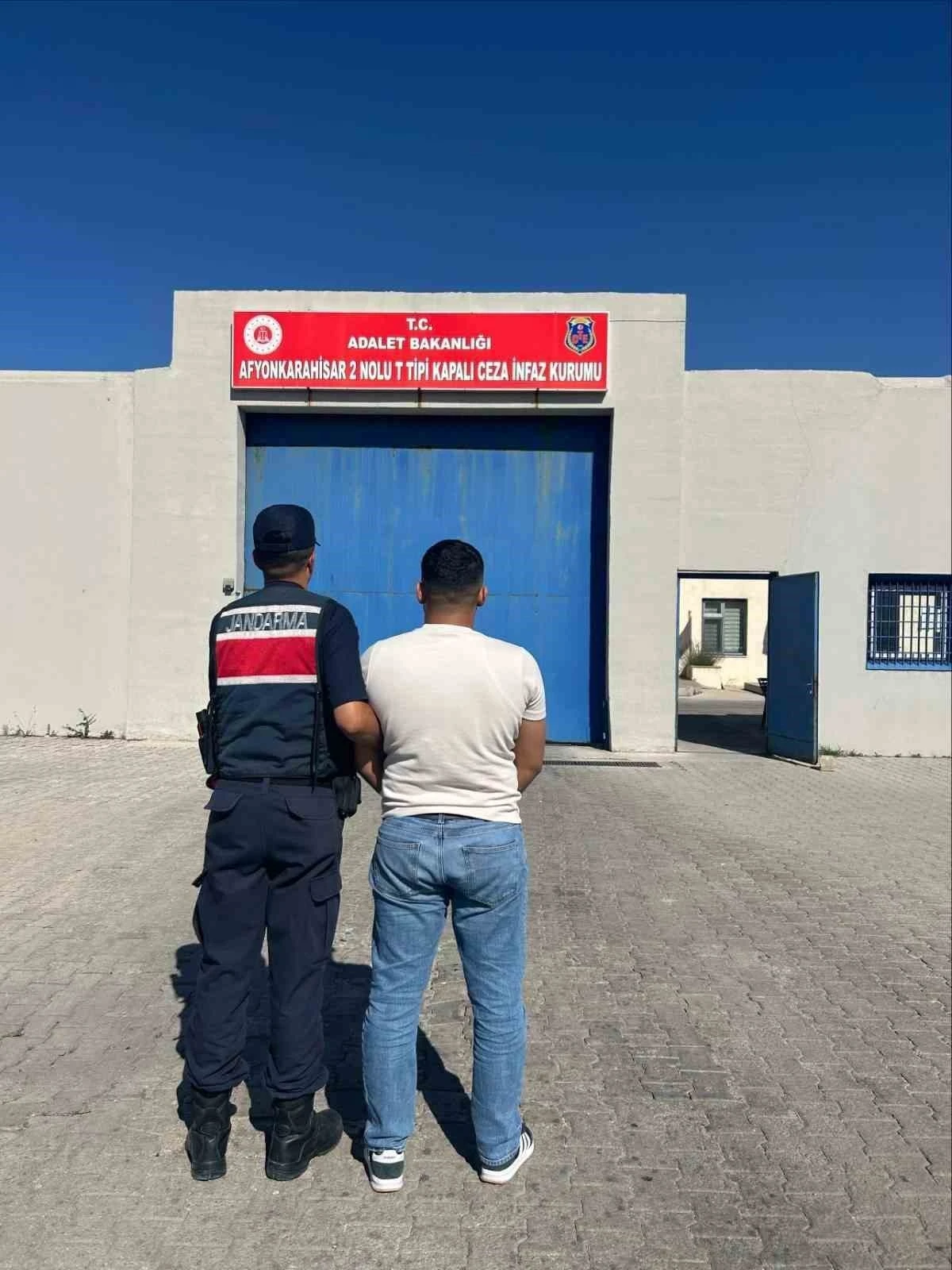 Uyuşturucu ticareti su&ccedil;undan aranan şahsı jandarma yakaladı
