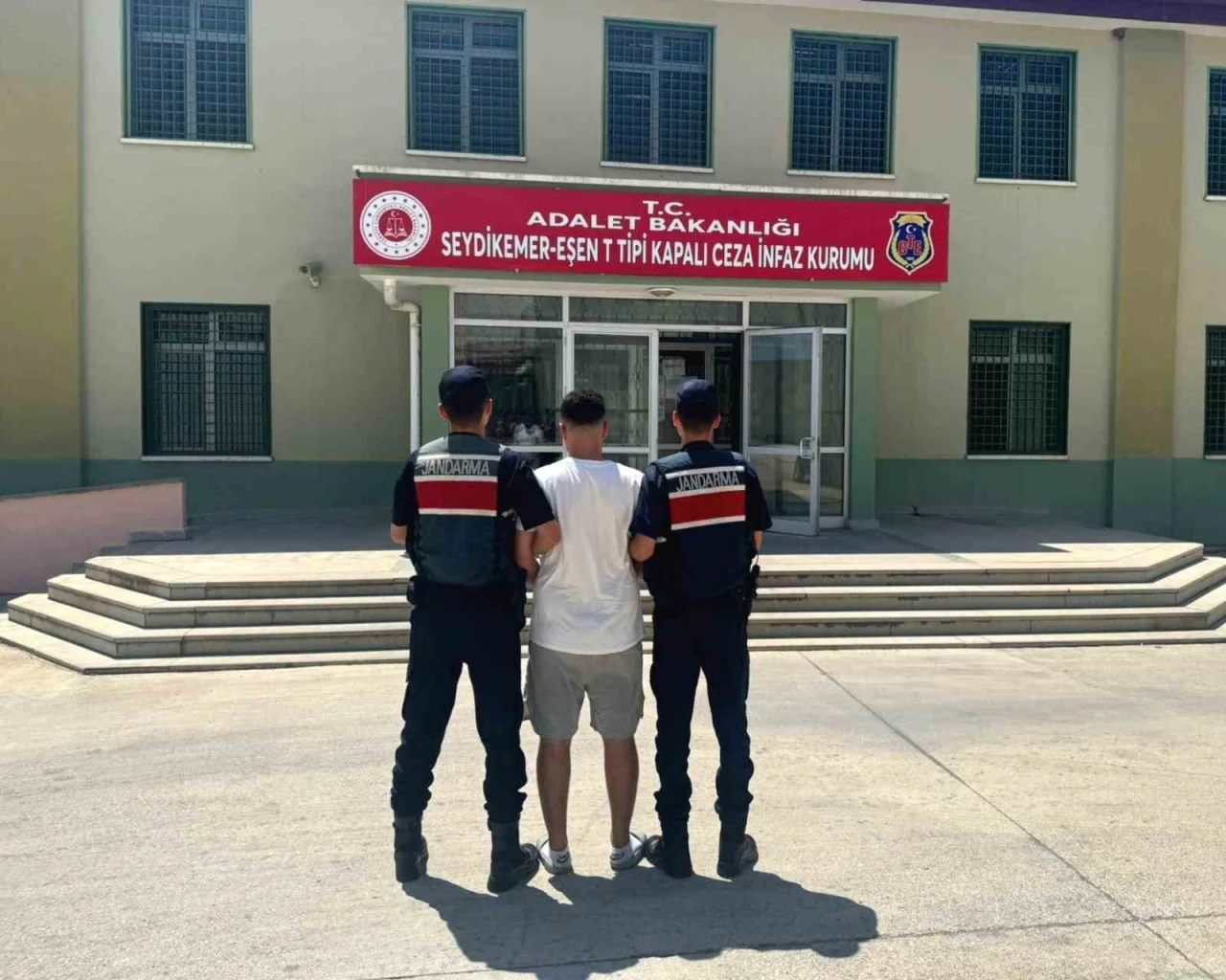 Uyuşturucu ticaretinden hapis cezasıyla aranan şahıs yakalandı
