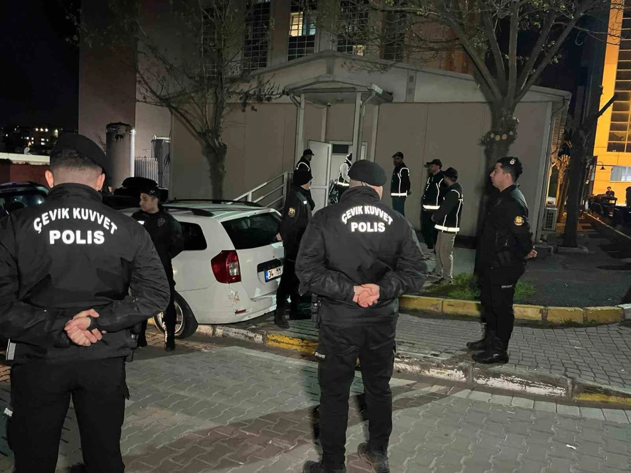 Uyuşturucu ve fuhuş soruşturmasında g&ouml;zaltına alınan &uuml;nl&uuml; isimler sağlık kontrol&uuml;nden ge&ccedil;ti

