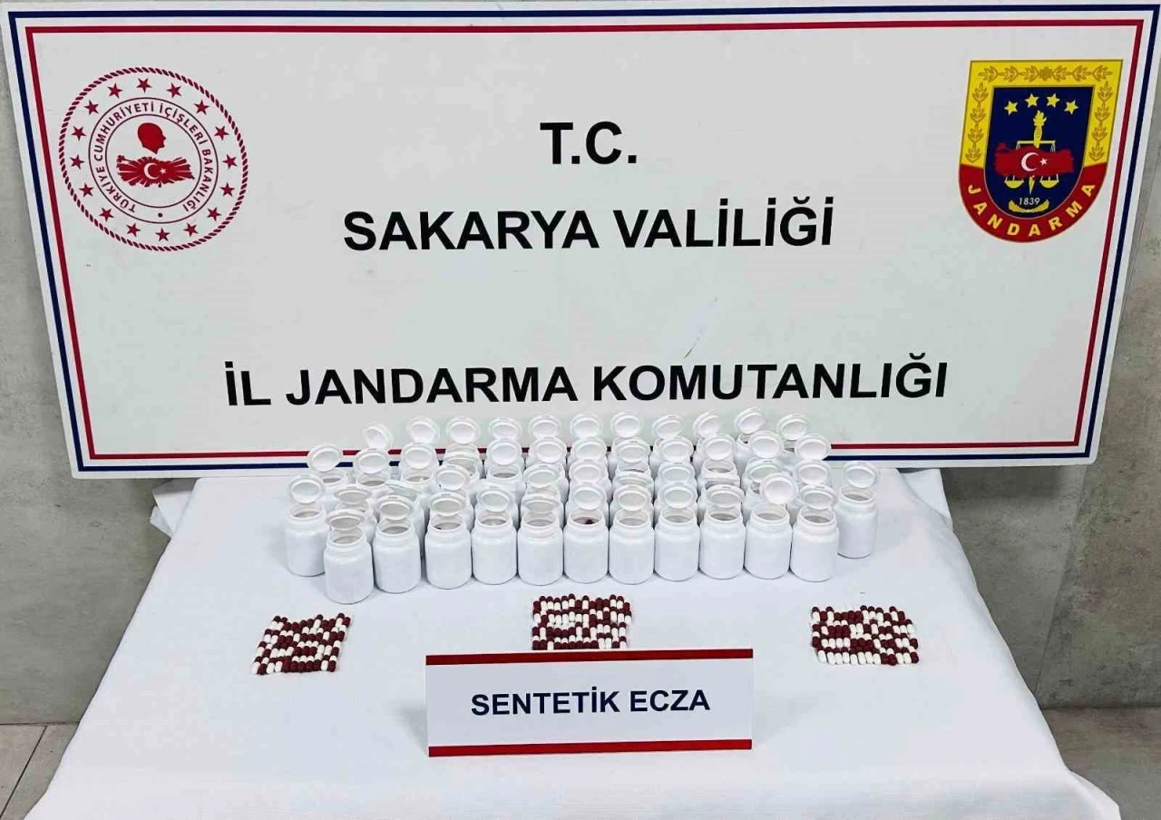 Uyuşturucu ve uyarıcı madde satacağı tespit edilen ş&uuml;pheliyi jandarma yakaladı

