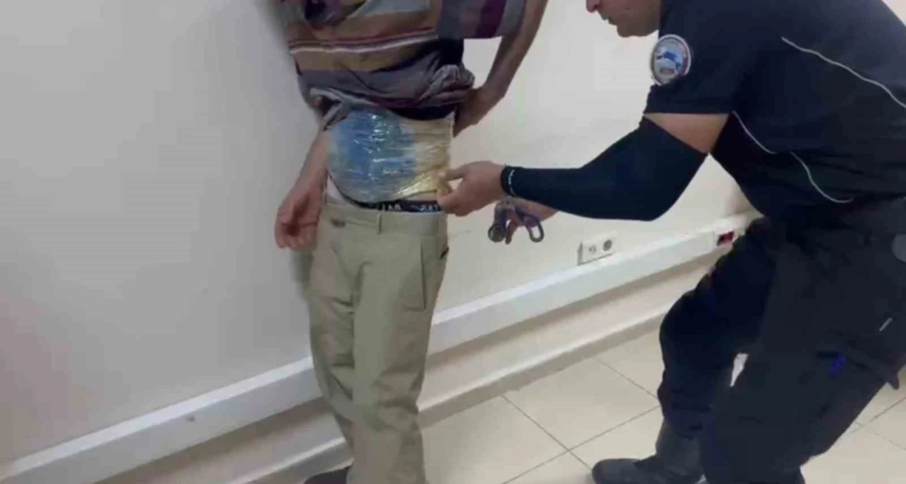 Uyuşturucuyu bantla beline ve bacaklarına saran zehir taciri hayrete d&uuml;ş&uuml;rd&uuml;
