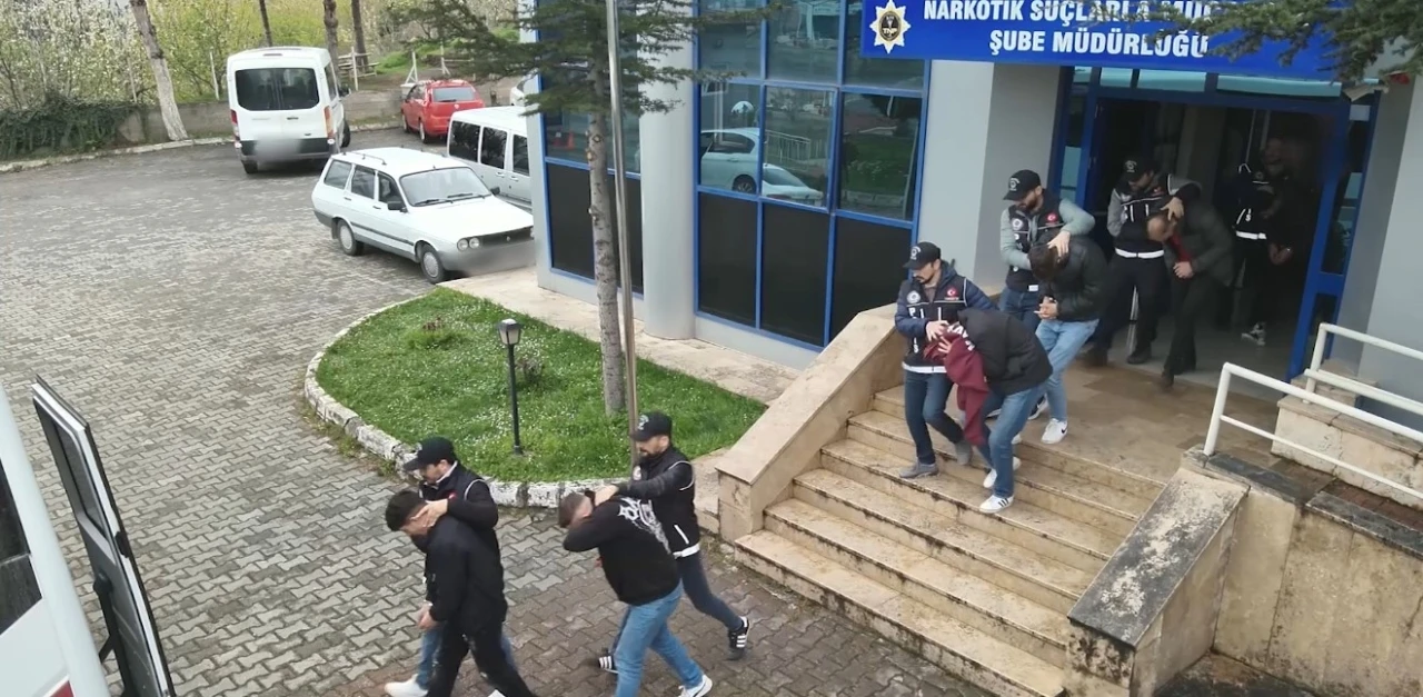 Uyuşturucuyu patiğe sakladılar: 5 kişi tutuklandı
