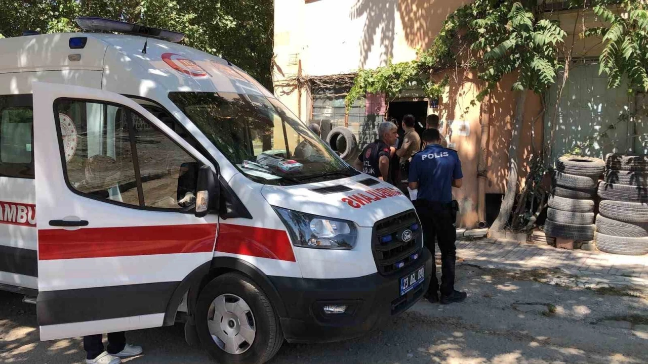 Uyuyor zannettikleri adamın &ouml;ld&uuml;ğ&uuml; ortaya &ccedil;ıktı
