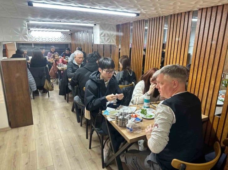 Uzak Doğudan gelip meşhur Denizli kebabının tadına baktılar
