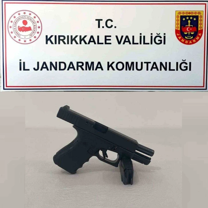 &Uuml;zerinde bulundurduğu ruhsatsız tabancayı jandarmaya yakalattı
