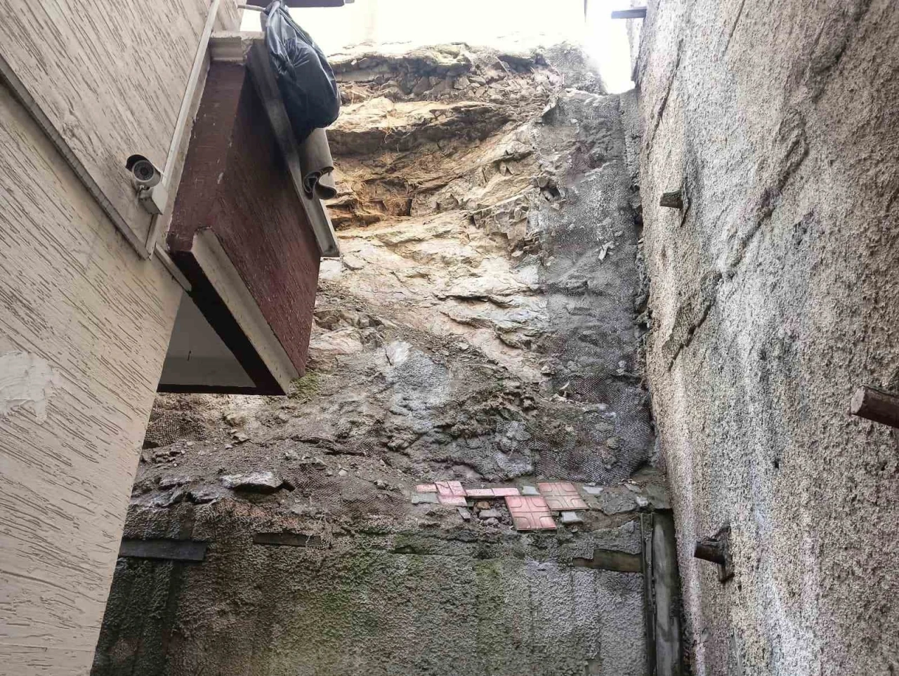 &Uuml;zerine gecekondular inşa edilen kayalıklardan d&uuml;şen par&ccedil;alar iki binanın m&uuml;h&uuml;rlenmesine neden oldu
