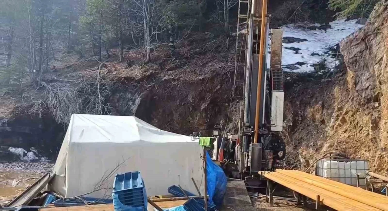 &Uuml;zerine kaya d&uuml;şen iş&ccedil;i &ouml;ld&uuml;
