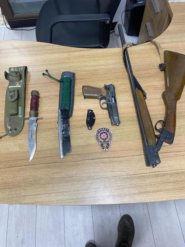 &Uuml;zerlerinden silah ve t&uuml;fek &ccedil;ıkan 3 ş&uuml;pheliye işlem yapıldı
